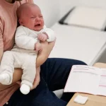 Bébé pleure beaucoup après vaccin à 2 mois, réactions post-vaccinales