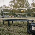 Jeu balle trampoline (roundnet) en extérieur sur l’herbe près d’un filet