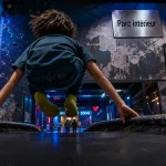 Parc intérieur : enfant sur trampoline et zone laser game
