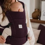 Quel porte bébé choisir : bébé en position M dans un porte-bébé physiologique