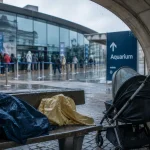 Aquarium La Rochelle quand il pleut : poussette sous arche couverte, gouttes et halles