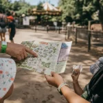 Park enfant : parent et billets dans un parc familial