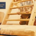 Triangle pikler en bois, motricité libre, sécurité et âge d’usage